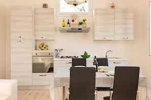 Comfort House, 2 Bedrooms | Private kitchen