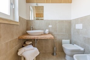 Ein modernes Badezimmer mit Waschbecken, Toilette und Badewanne.