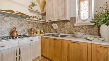 Comfort House, 2 Bedrooms | Private kitchen | Full-size fridge, microwave, oven, stovetop
