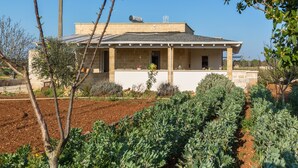 A two-story building with a flat roof and a balcony. - Villetta Evelyn (Montesano Salentino)
