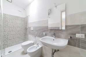 Comfort Apartment, 1 Bedroom (Bilo 1 - 1407) | Bathroom | Shower, bidet - Quintino Apartments (Nardò)