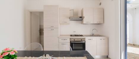 Comfort Apartment, 1 Bedroom (Bilo 2 - 1408) | Private kitchen | Full-size fridge, oven, stovetop, cookware/dishes/utensils