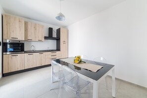 Großer Kühlschrank, Ofen, Herdplatte, Kochgeschirr/Geschirr/Besteck