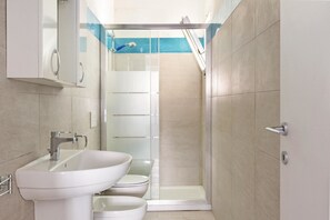 Departamento estándar, 1 habitación (Bilo 1 - 1441) | Baño | Regadera y bidet