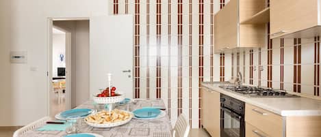 Apartamento standard, 2 quartos (Trilo 7 - 1439) | Cozinha privada | Geladeira grande, talheres/pratos/utensílios de cozinha