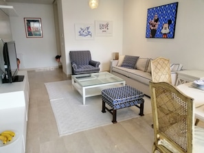 Apartamento superluxo | Área de estar | TV de tela plana