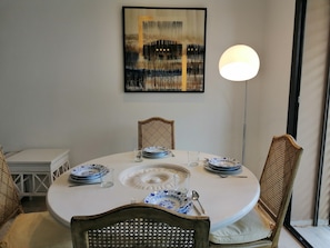 Apartamento superluxo | Opções para refeição no quarto