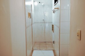 トリプルルーム シングルベッド 3 台 | バスルーム | シャワー、タオル、石鹸