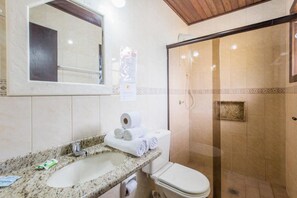 Superior Suite | Bathroom | Shower, towels, soap - Pousada Bangalôs Da Mole - Florianópolis (Florianópolis)