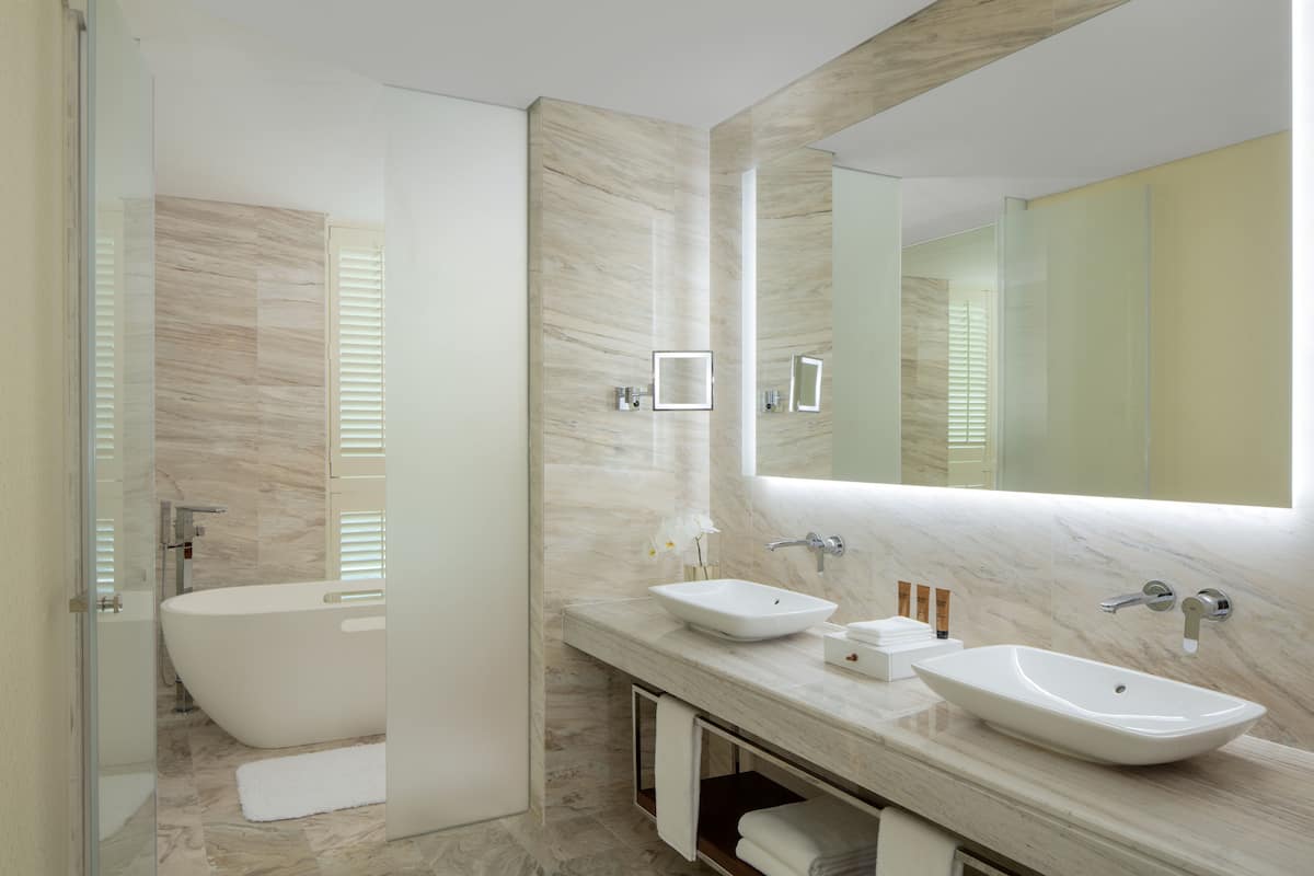 Carole Suite | Badkamer | Een aparte badkuip en douche, een diep bad, een regendouche
