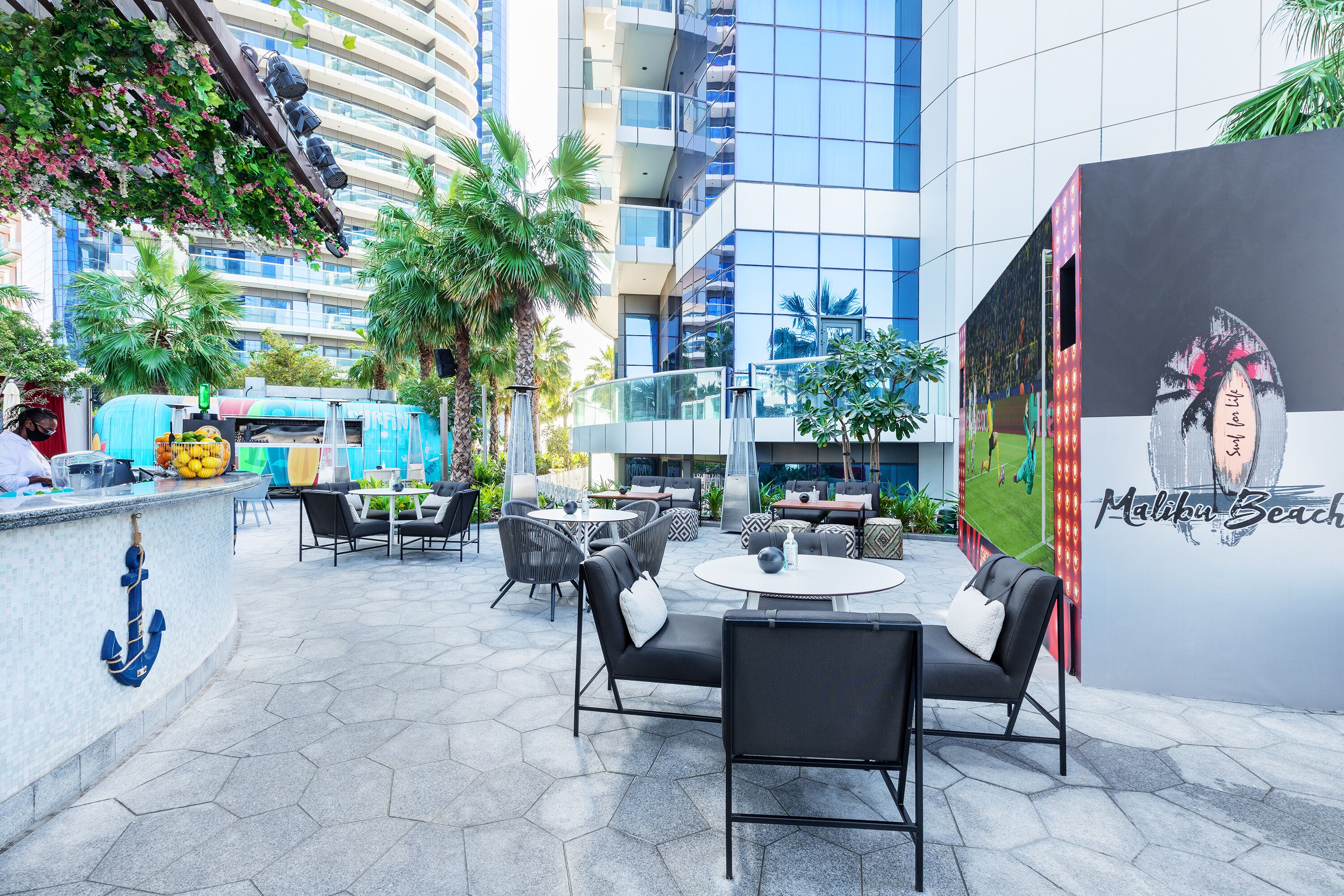 6 restaurants, breakfast served