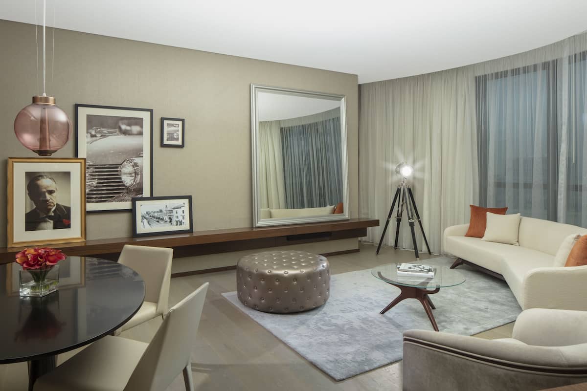 Premiere Suite | Woonkamer | Een smart-tv en een filmbibliotheek