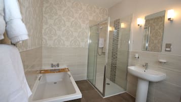 Deluxe-Doppelzimmer, mit Bad | Badezimmer