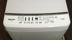 Eine Hisense Waschmaschine mit Bedienfeld, Netzkabel und einer Waschleistung von 5,5 kg.