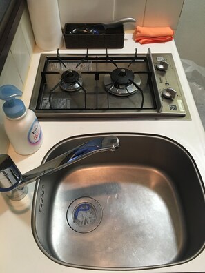 冷蔵庫、電子レンジ、コンロ、コーヒー / ティーメーカー