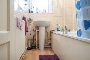 Quarto casal luxo | Banheiro | Chuveiro, toalhas de banho