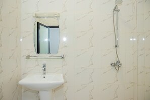 Shower, rainfall showerhead, free toiletries, towels - Villa la Vallée (Bakel)