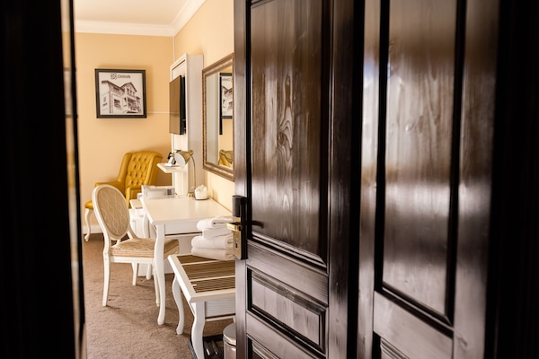 Hypo-allergenic bedding, memory-foam beds, minibar, in-room safe