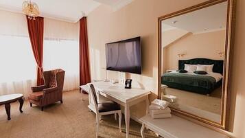 Premium Double Room | Peralatan tempat tidur hipoalergenik, busa memori, bar mini