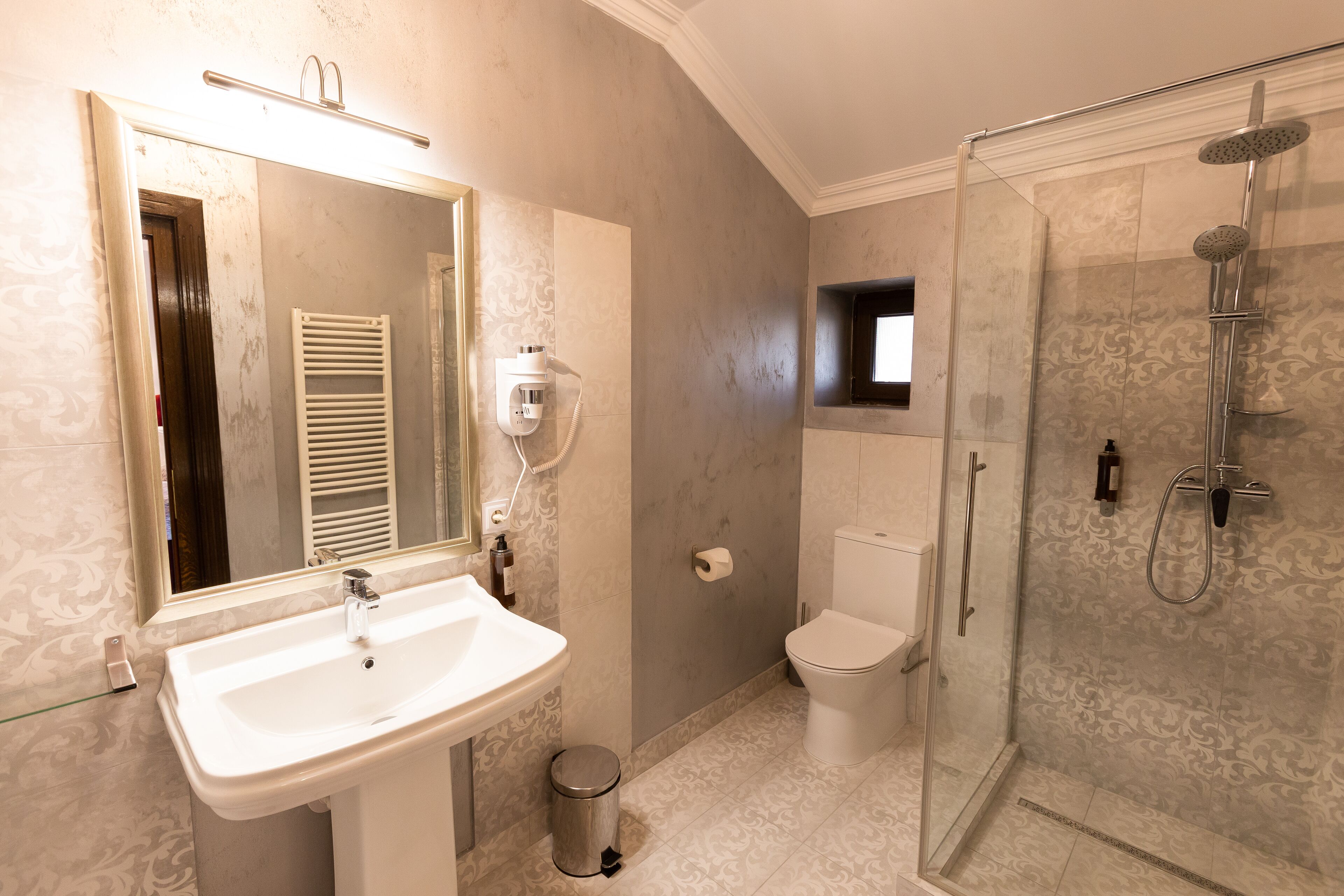 Standard-Doppel- oder -Zweibettzimmer | Badezimmer | Dusche, Regendusche, kostenlose Toilettenartikel, Haartrockner