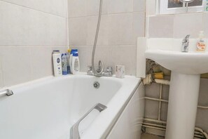 Habitación Deluxe doble (Room 2) | Baño | Ducha y toallas