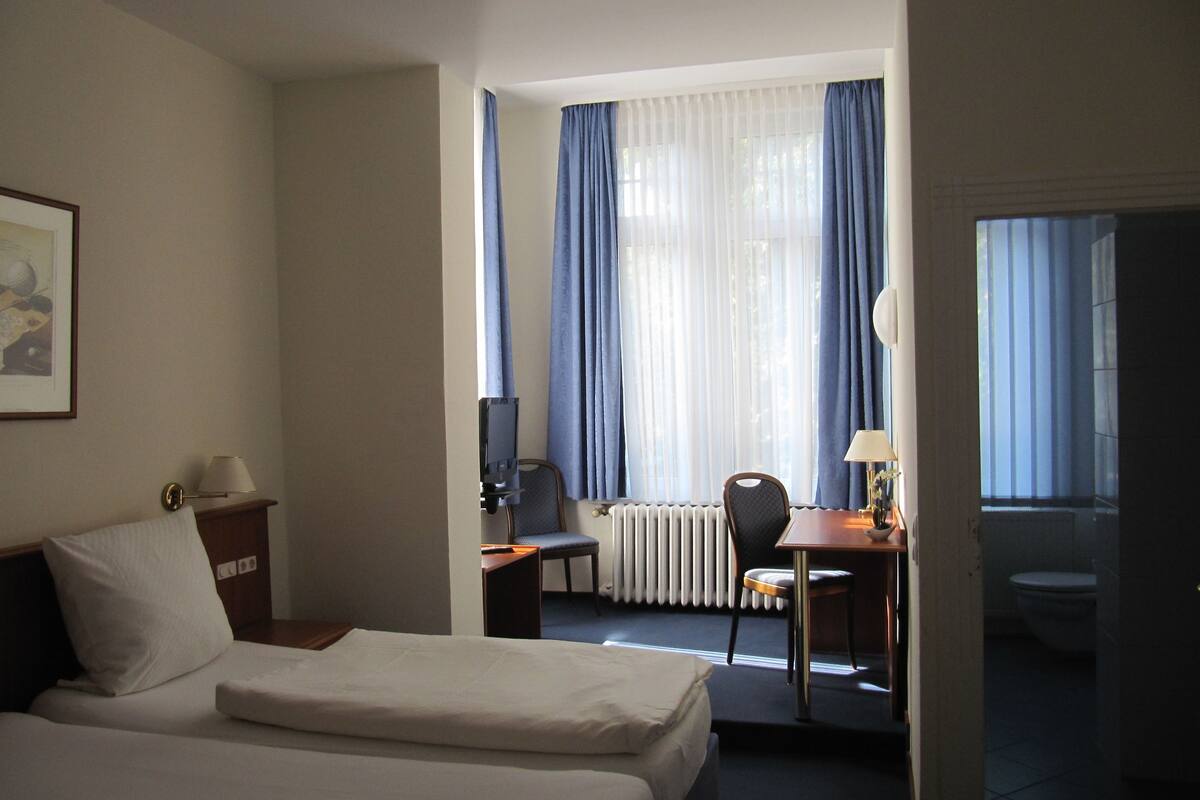 Escritorio, wifi gratis y ropa de cama