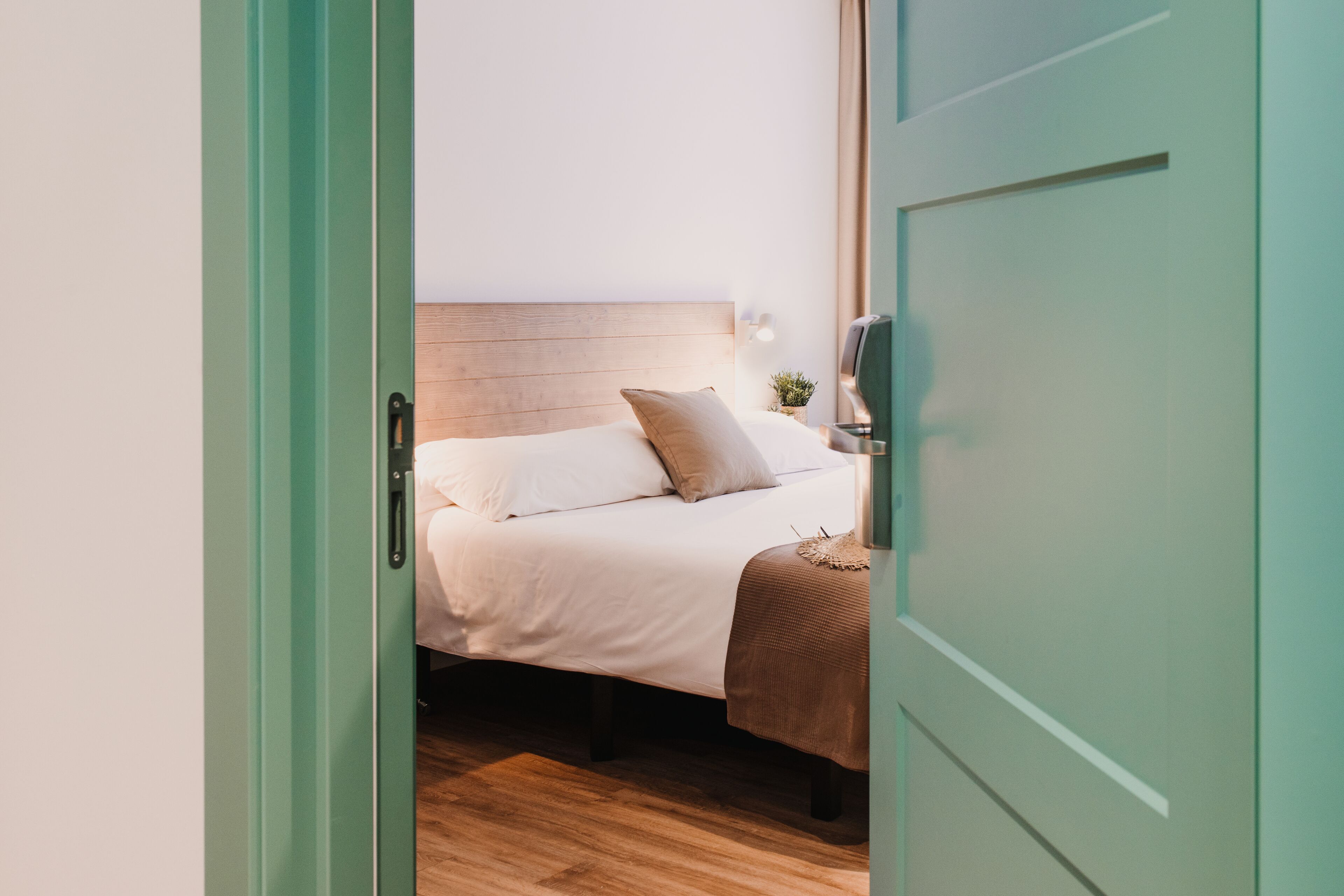 hypo-allergenic bedding, desk, free wifi, bed sheets