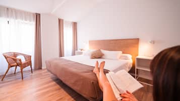 Kamer, 1 twee- of 2 eenpersoonsbedden | Hypoallergeen beddengoed, een bureau, gratis wifi, beddengoed