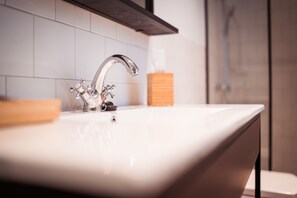 Shower, free toiletries, hair dryer, towels - Líndala Rooms (Valencia)
