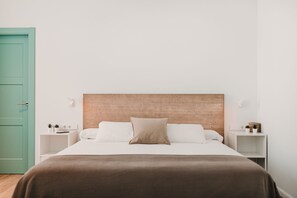 Superior Double or Twin Room | Hypo-allergenic bedding, desk, free WiFi, bed sheets - Líndala Rooms (Valencia)