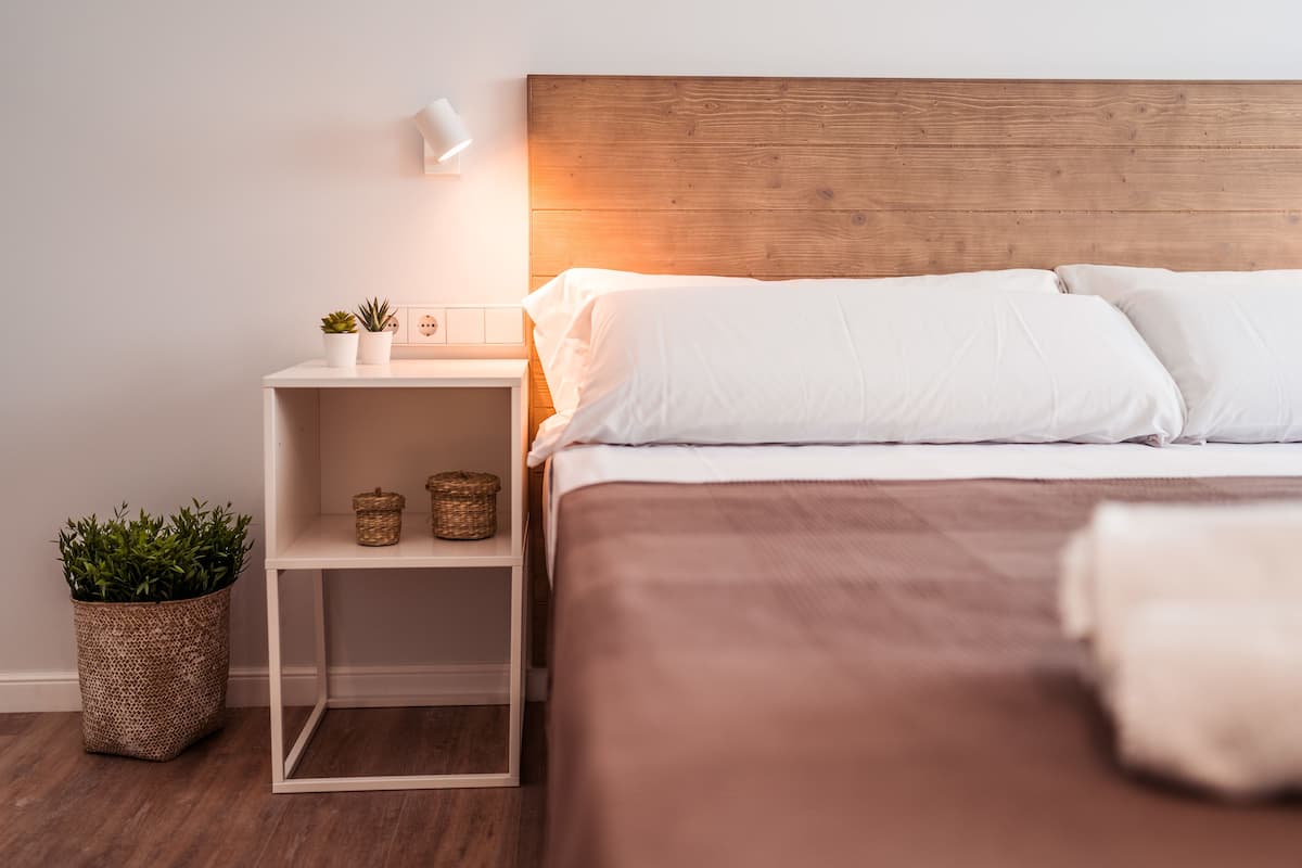 Hypo-allergenic bedding, desk, free WiFi, bed sheets