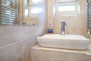 Kahden hengen deluxe-huone | Kylpyhuone | Suihku, pyyhkeet