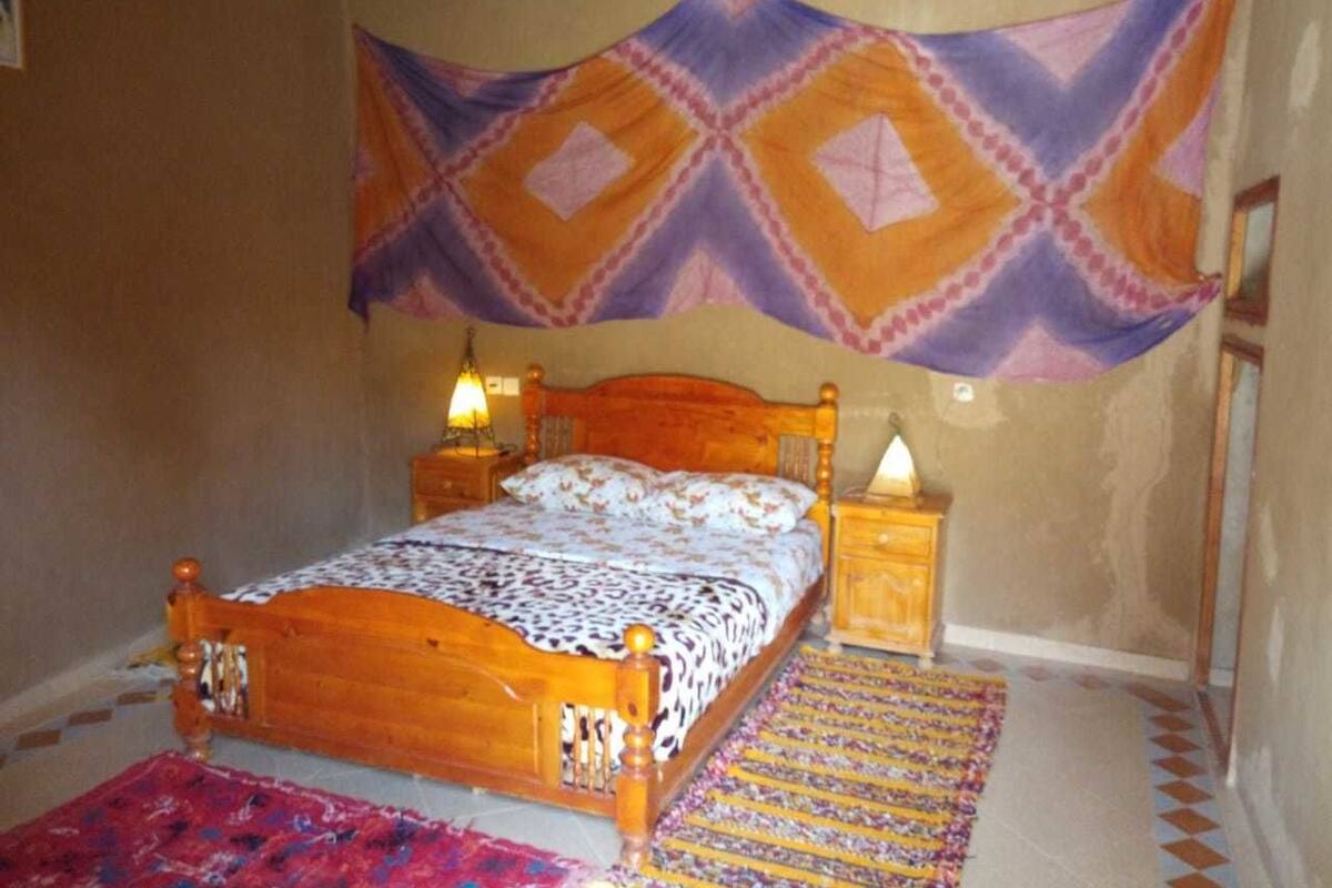 Double Room | Meja, kalis bunyi, cadar katil 