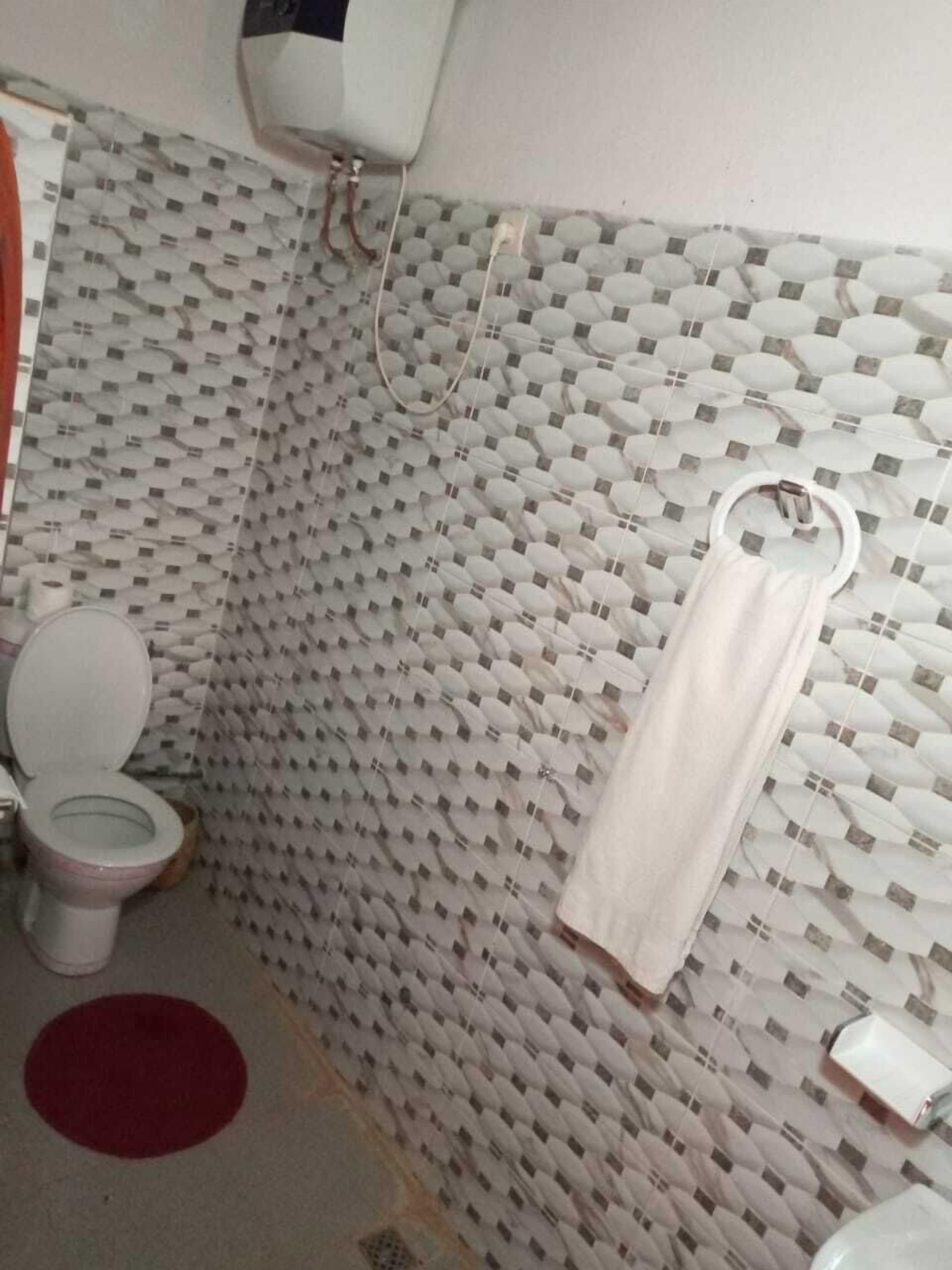 Habitació doble | Bany | Dutxa, capçal de dutxa tipus cascada i articles de tocador gratuïts 