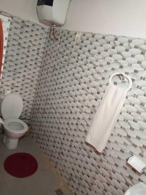 Habitación doble | Baño | Regadera, regadera tipo lluvia, amenidades de baño gratuitas, toallas