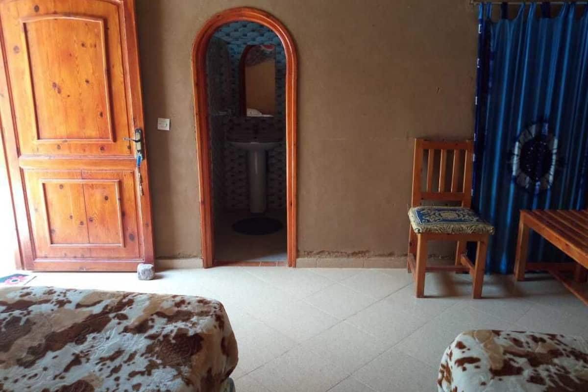 Twin Room | Meja, kalis bunyi, cadar katil 