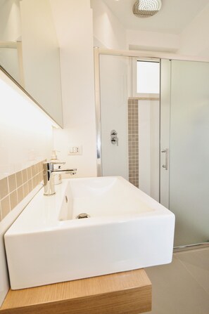 Douche, sèche-cheveux, bidet, serviettes fournies