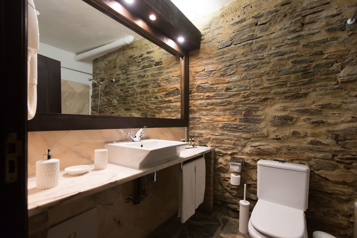 quarto rústico | bathroom | free toiletries, hair dryer, towels, soap