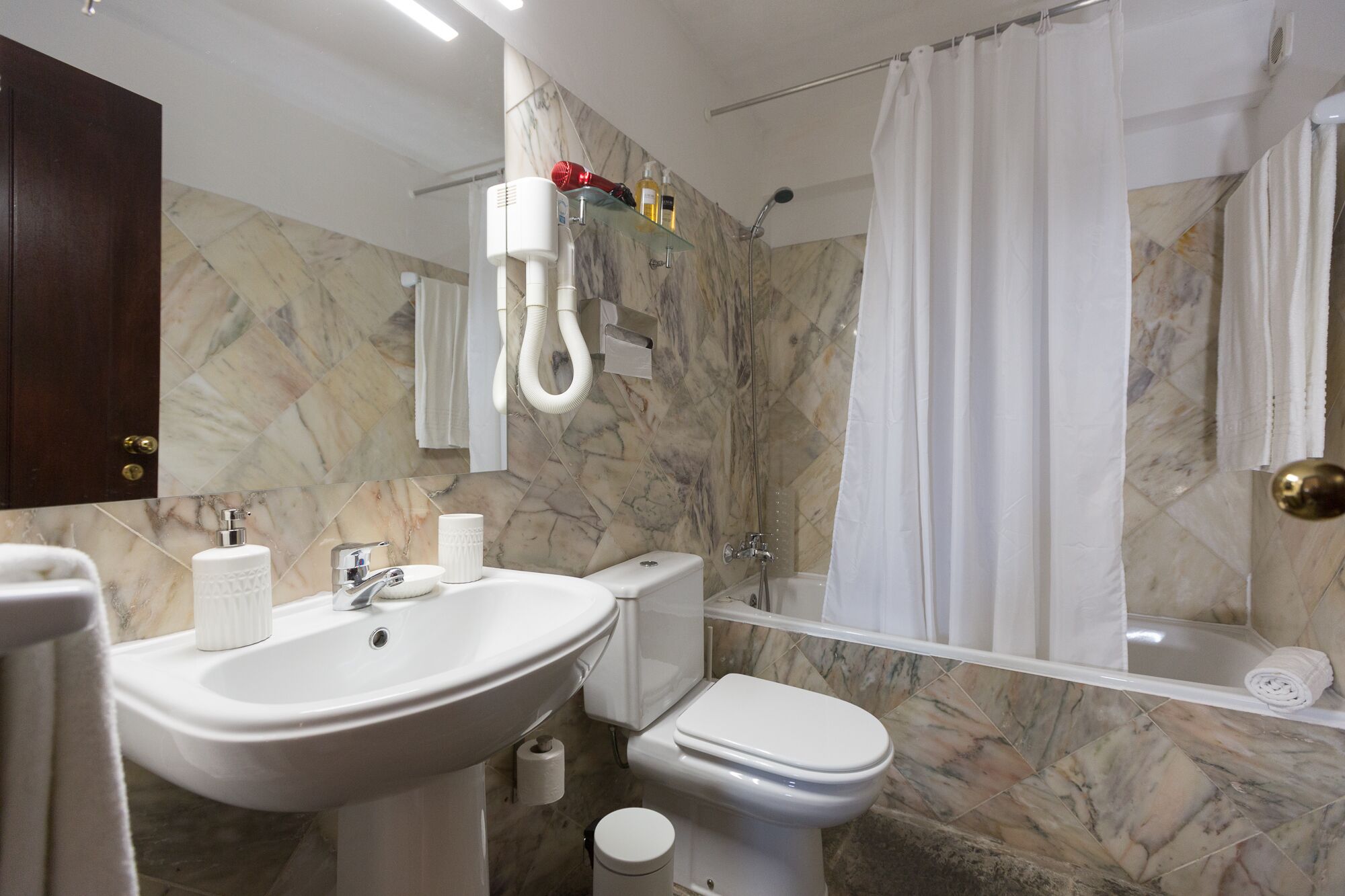 twin confort room | bathroom | free toiletries, hair dryer, towels, soap