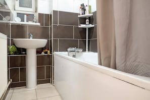 Habitación doble Deluxe | Baño | Regadera y toallas 