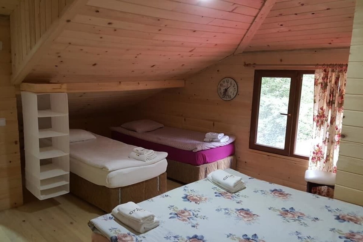 Standard-Vierbettzimmer | Schallisolierte Zimmer, kostenloses WLAN, Bettwäsche