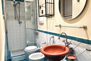 Shower, bidet, towels - N214 - Numana, delightful two-room apartment in the historic center (Numana)