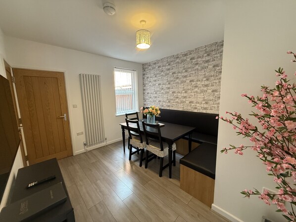 Luxury House, Ensuite (Up to 8 Guests) | Dining - Franklin Lodge (Reading)