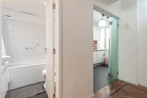 Badewanne, Haartrockner, Handtücher
