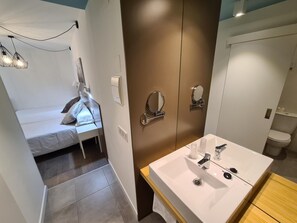Doccia, asciugacapelli, asciugamani, sapone