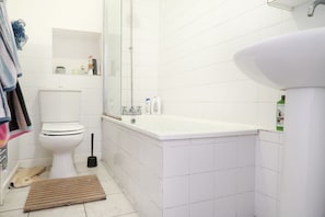 Deluxe Double Room (Room 1) | Bathroom | Shower, free toiletries, towels
