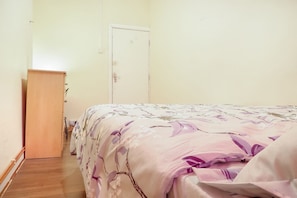 Iron/ironing board, free WiFi, bed sheets