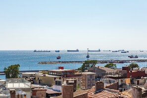 Quarto triplo panorâmico, várias camas, vista para o mar, de frente para o mar | Vista do quarto