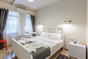 Minibar, desk, laptop workspace, soundproofing - Miro Mansion (Istanbul)