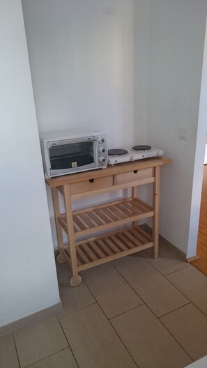 Apartment (F3) | Private kitchen | Fridge, microwave, stovetop, coffee/tea maker - Ferienapartments Bergheim36 (Heidelberg)